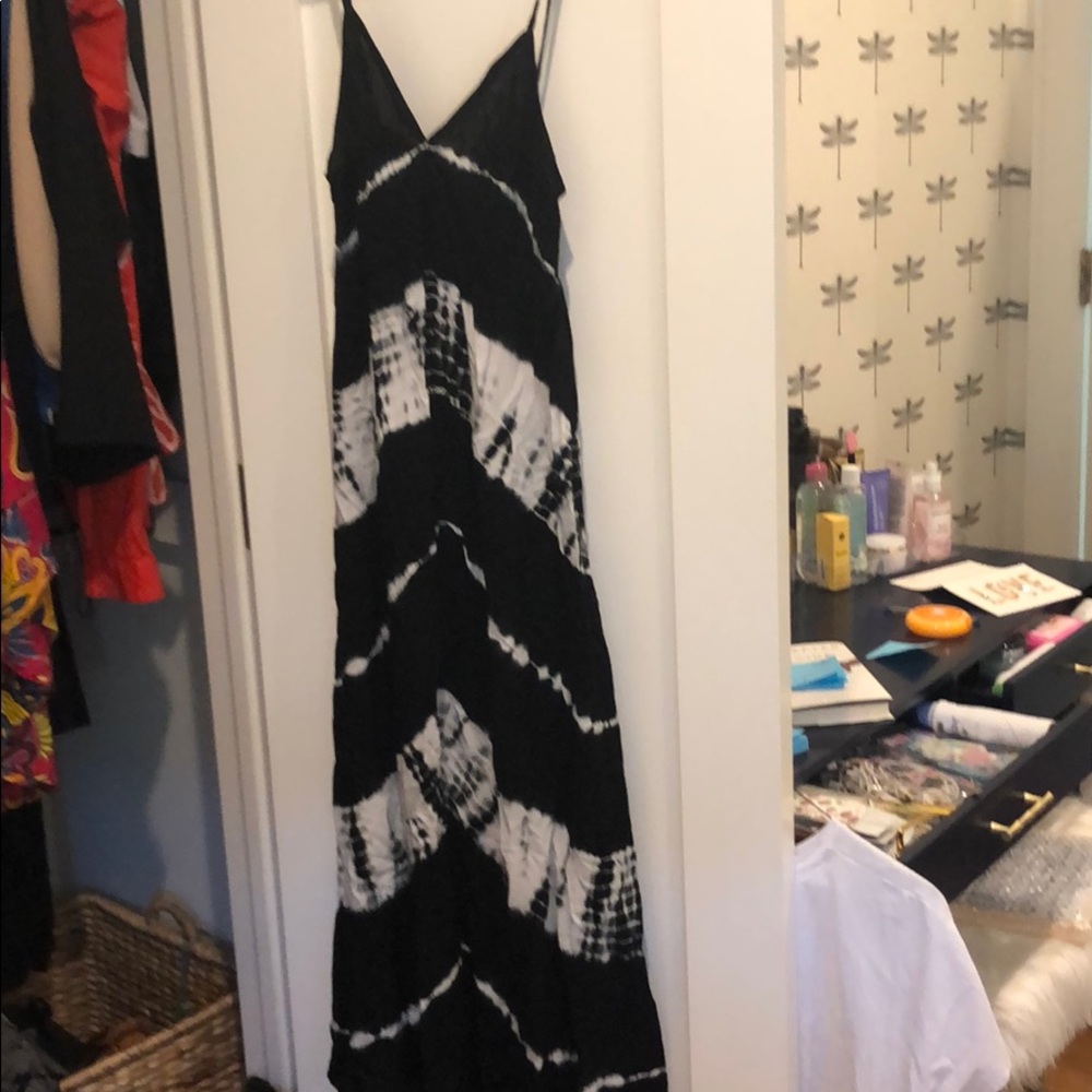 Blk & white tie dye midi sundress in a Medium